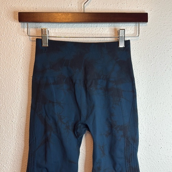 Lululemon Flow and Go Cropped Blue and Black Tie Die Leggings Size 4 - Picture 2 of 8